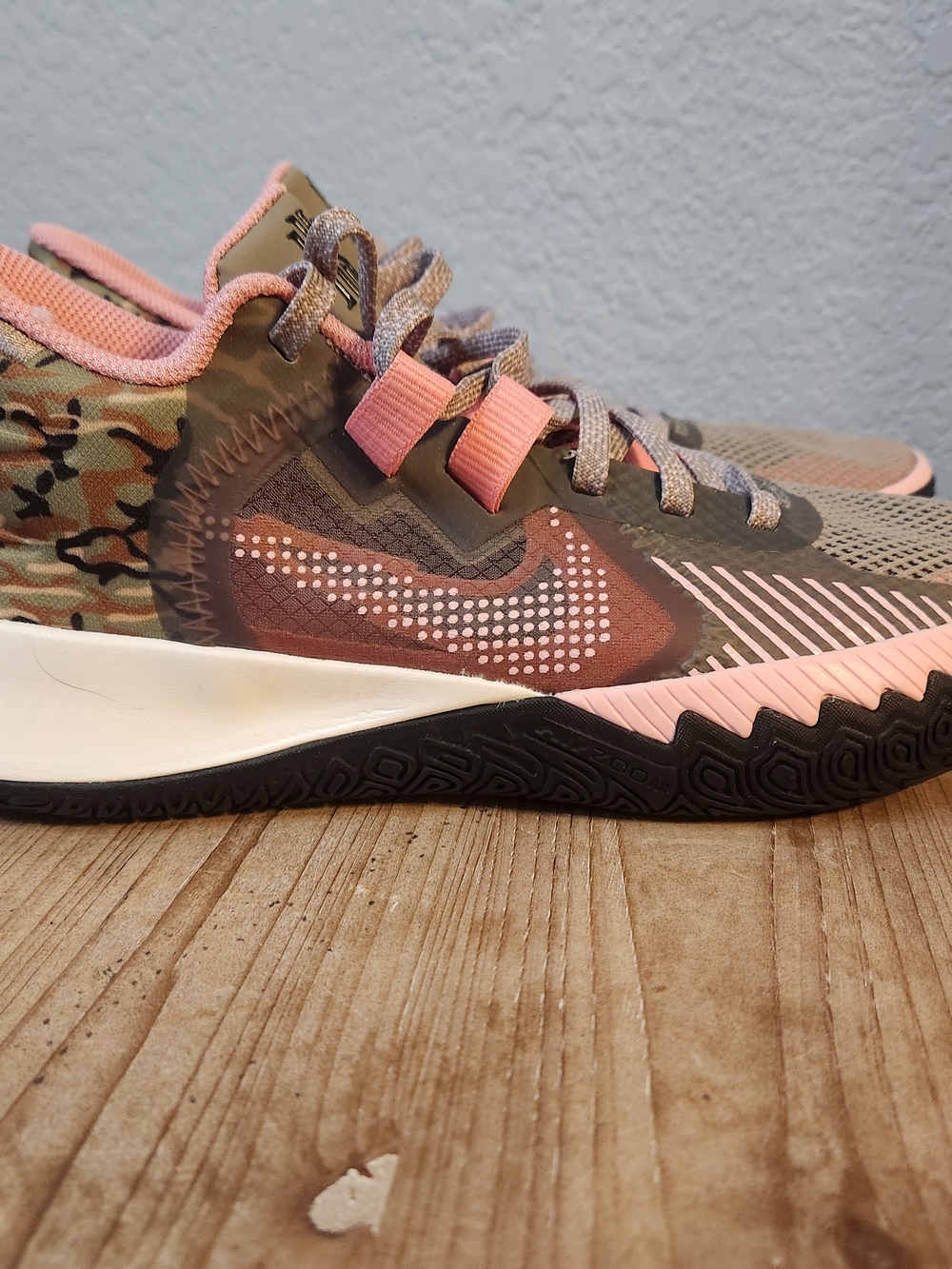 Nike Kyrie Flytrap V Size 6.5 Men Shoes Moon Fossil Camo Soft Pink CZ4100 005